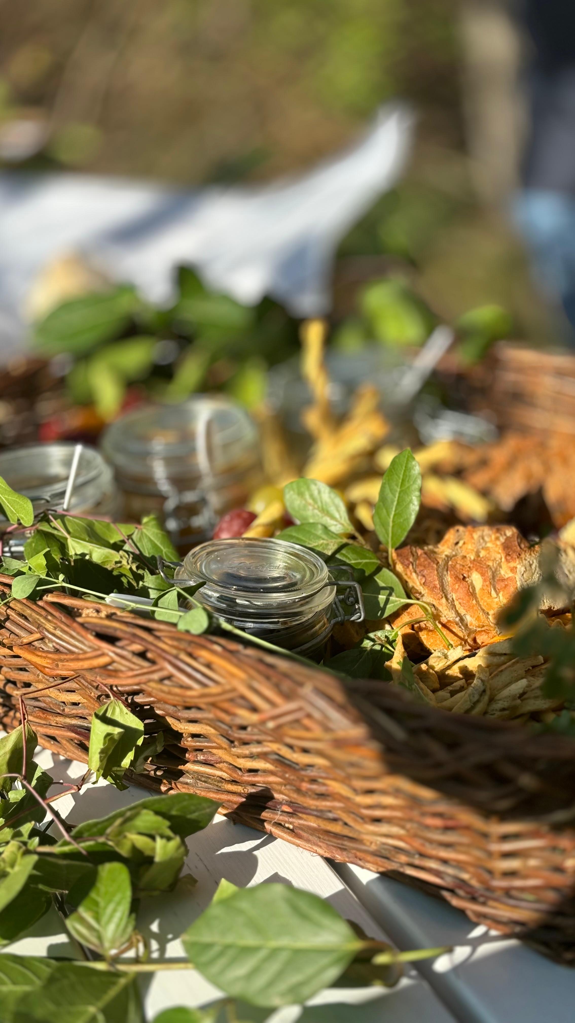 Panier garni avec bocaux et herbes aromatiques